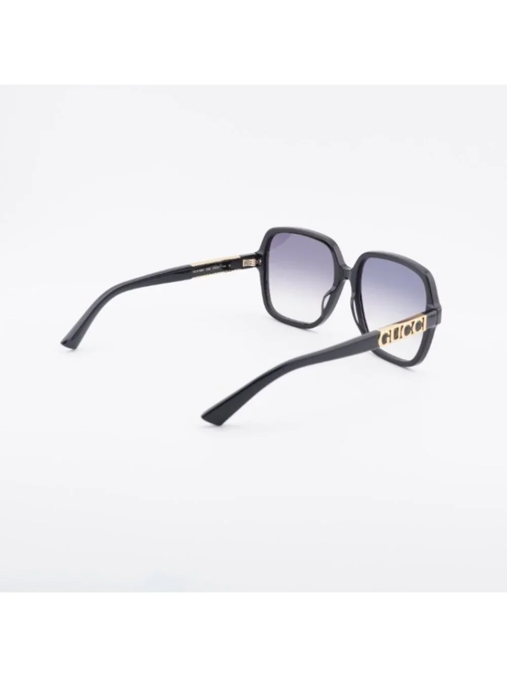 Gucci design ships us